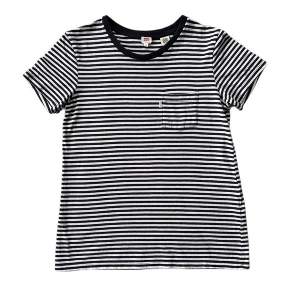 Levi's Tops - ☀️LEVIS  SHORT SLEEVE T-SHIRT W/ POCKET XS  #FML13005